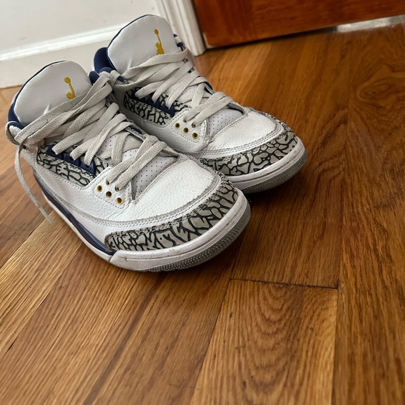 These are Air Jordan 3 retro “Washington Wizards”.size 8 men.